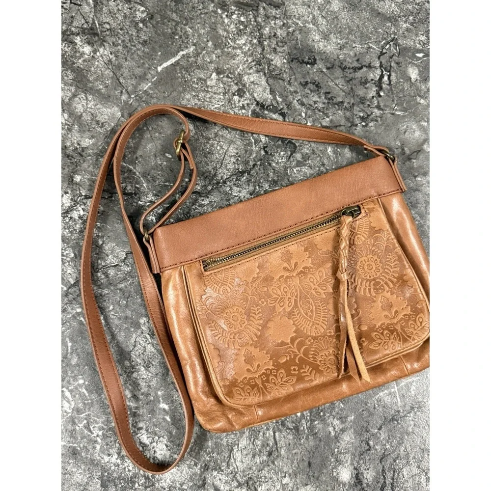 The Sak Sanibel Top Zip Leather Embossed Tooled Crossbody Purse Bag Handbag Tan